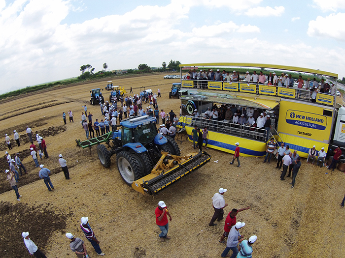  Köyümüzde New Holland Trakmak Tarla Günü Heyecanı