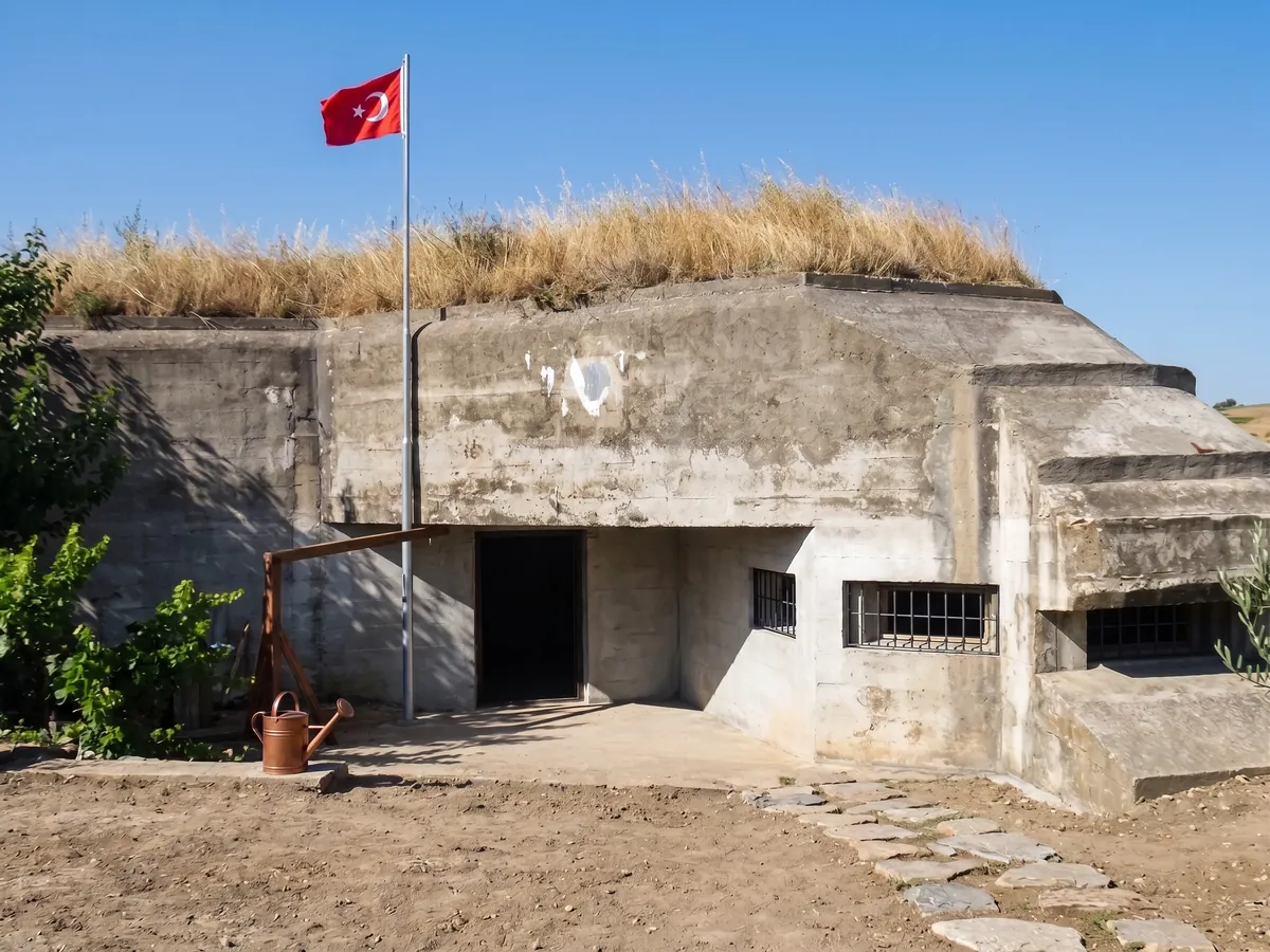 Demirtepe Koruganları: Boğaz Savunmasından Kalan Betonarme Sığınaklar